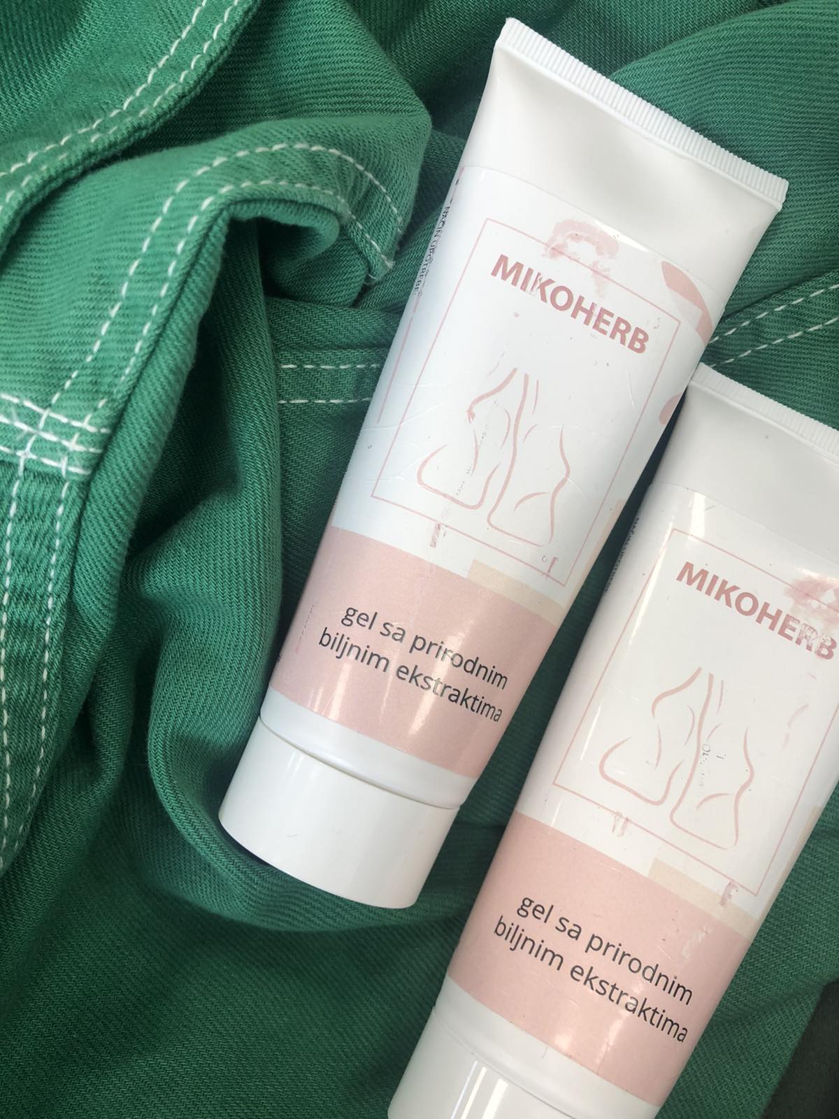 MIKOHERB GEL върху зелена текстура